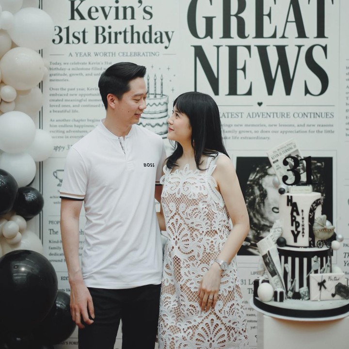 <p>Melalui unggahan di Instagram, Valencia membagikan momen bahagia saat mengumumkan kehamilan kedua bertepatan dengan ulang tahun sang suami Kevin Sanjaya, yang ke-31. "Merayakan ulang tahun Kevin bersama keluarga, ditambah satu sosok mungil kesayangan yang ikut bergabung tahun ini," tulis Valencia. (Foto: Instagram @valenciatanoe)</p>