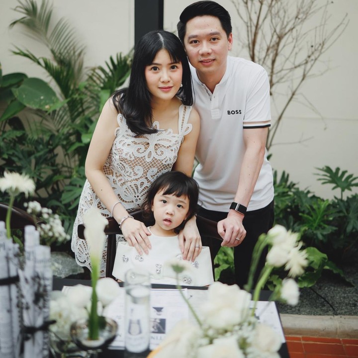 <p>Di pesta perayaan, Valencia juga mengumumkan jenis kelamin anak keduanya. Valencia dan Kevin akan kembali dikaruniai seorang anak perempuan. sebelumnya, pasangan ini telah dikaruniai anak perempuan bernama Avery. "Bayinya perempuan lagi! Dan Avery akan memiliki adik perempuan-seseorang untuk tumbuh bersama, berbagi suka-duka kehidupan, dan&mdash;semoga saja&mdash;menjadi sahabat seumur hidupnya," ungkap Valencia. (Foto: Instagram @valenciatanoe)</p>