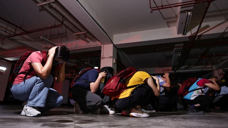 Warga berlindung dan mengambil posisi perlindungan saat latihan pertahanan udara untuk ketahanan perkotaan—bagian dari latihan militer tahunan Han Kuang—di Taichung, Taiwan, pada 10 Agustus 2026.