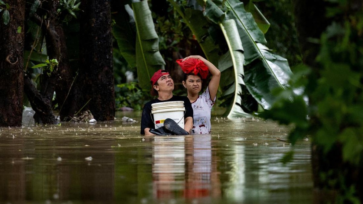 Banjir Terjang Tetangga RI, Warga Nekat Terobos Air Setinggi Pinggang