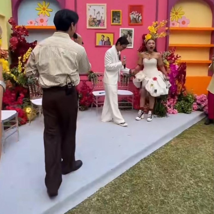 <p>Lebih dari sekadar kejutan, Afgan juga berniat untuk menyanyikan lagu favorit pasangan yang baru resmi menikah pada Minggu (9/8/2026) itu, Bunda. &ldquo;Gue dengar katanya mereka suka banget sama lagu <em>Tak Ada Rencana,</em>&rdquo; tuturnya.&nbsp;(Foto: TikTok @afgan2705)</p>