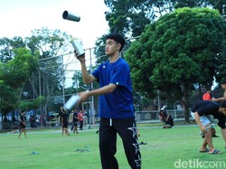 Bukan Atraksi Sirkus, Para Juggler Latihan Flair Bartending di Bangli