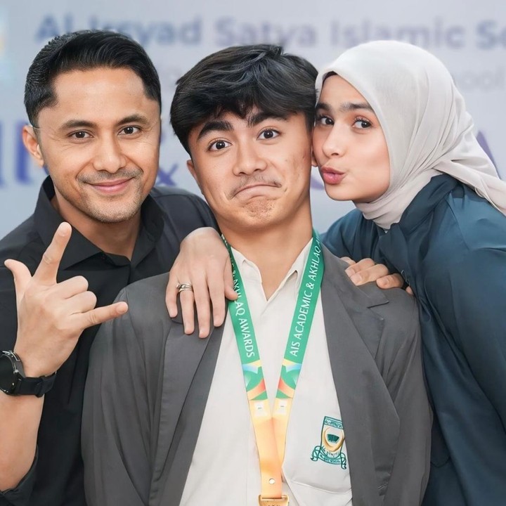 <p>Di acara pemberian penghargaan, Hengky terlihat hadir. Sang aktor hadir bersama sang istri yang juga ibu sambung Bintang, yakni Sonya Fatmala. Hengky juga membagikan momen spesial ini di akun Instagram miliknya, Bunda. (Foto: Instagram @hengkykurniawan)</p>