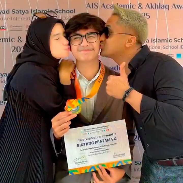 <p>Hengky mengaku bangga dengan pencapaian Bintang di bidang akademik. Apalagi, Bintang pernah menorehkan prestasi di bidang yang sama. BANGGA!! Tahun ini Kak @bintangpratamakurniawan juara matematika lagi. <em>Good Job brow</em> @sonyafatmala," tulis Hengky. (Foto: Instagram @hengkykurniawan)</p>