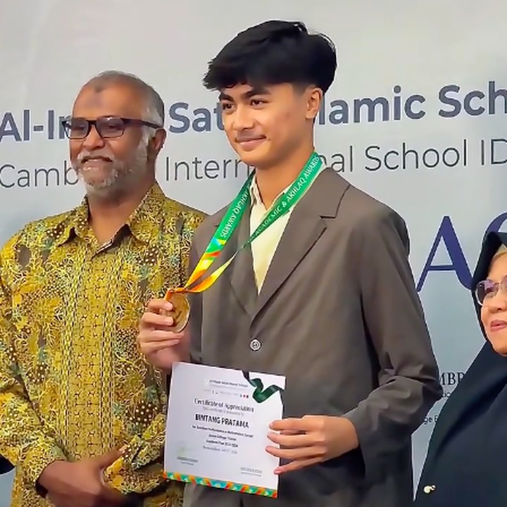 <p>Hengky sering mengunggah potret kebersamaannya dengan sang putra di Instagram. Banyak netizen memuji paras tampan Bintang yang disebut mirip sang ayah. Tak hanya itu, beberapa di antaranya memuji prestasi Bintang. "<em>Ma syaaa TabarokAllaah</em>... Udah ganteng pinter," tulis akun @an***. "<em>Masyaa Allah Tabarakallah</em> keren kk bintang," kata @su***. (Foto: Instagram @hengkykurniawan)</p>