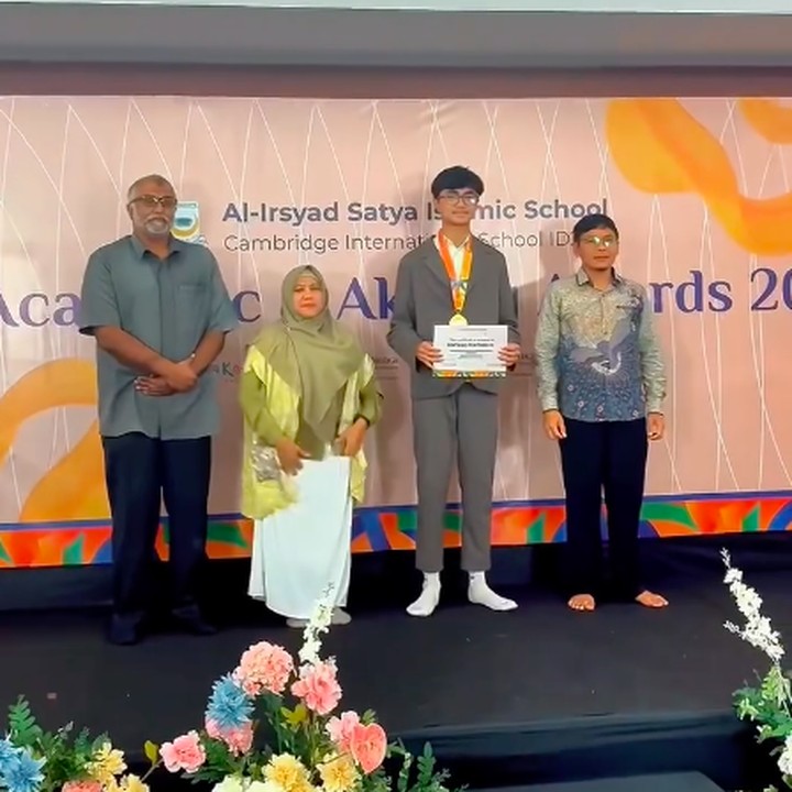 <p>Baru-baru ini, Bintang menorehkan prestasi di bidang akademik. Bintang berhasil menjuarai lomba Matematika di sekolahnya. Atas prestasinya ini, Bintang mendapatkan penghargaan khusus dari pihak sekolah. (Foto: Instagram @hengkykurniawan)</p>