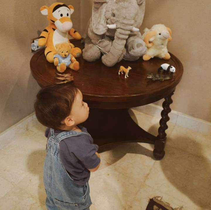 <p>Dalam postingan ini, Anggika menuliskan <em>caption</em> panjang dengan makna mendalam untuk putranya Arya. "Suatu hari nanti, aku akan menunduk dan tanganmu takkan lagi mungil. Dan tanganku takkan lagi muda. Sejujurnya, hal itu akan membuat hatiku pedih. Karena aku mencintai tangan kita yang sekarang. Namun, mungkin memang begitulah semestinya. Kau tak pernah ditakdirkan untuk terus mungil. Dan aku tak pernah ditakdirkan untuk terus muda," tulisnya. (Foto: Instagram @anggikabolsterli)</p>