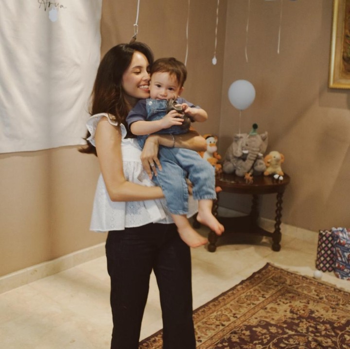 <p>Anggika tampaknya cukup terharu bisa merayakan ulang tahun pertama Arya. Ia berharap bisa terus membersamai putra semata wayangnya ini, Bunda. "Saat aku sudah tua dan kau tetap menjadi dirimu, aku akan menggenggam tanganmu yang menua lalu tersenyum. Betapa beruntungnya aku bisa menua bersamamu. Selamat ulang tahun, Arya, anakku sayang," kata Anggika. (Foto: Instagram @anggikabolsterli)</p>