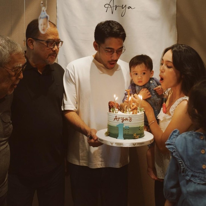 <p>Artis Anggika Bolsterli memiliki seorang putra bernama Arya Emil Soeharto, dari pernikahannya dengan Omar Armandiego Soeharto. Arya lahir pada 30 Juli 2025, Bunda. Baru-baru ini, Arya merayakan ulang tahun pertamanya. (Foto: Instagram @anggikabolsterli)</p>