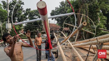 Bambu dan Batang Pinang Mulai Diburu Jelang Agustusan