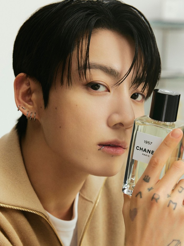 Belum lama ini, CHANEL memanjakan ARMY, nama panggilan khusus untuk para penggemar BTS, dengan menyuguhkan berbagai konten menarik di akun media sosial resmi rumah mode mewah asal Prancis tersebut. / Foto: instagram.com/chanel.beauty
