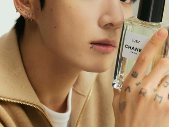 Belum lama ini, CHANEL memanjakan ARMY, nama panggilan khusus untuk para penggemar BTS, dengan menyuguhkan berbagai konten menarik di akun media sosial resmi rumah mode mewah asal Prancis tersebut. / Foto: instagram.com/chanel.beauty