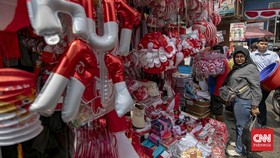 Sepekan menjelang Hari Kemerdekaan Indonesia, suasana Pasar Jatinegara, Jakarta Timur, mulai semarak oleh berbagai pernak-pernik bernuansa merah putih. Deretan bendera dan atribut kemerdekaan memenuhi sejumlah sudut pasar menjelang peringatan HUT ke-