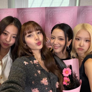 10 Tahun BLACKPINK, Intip 4 Gaya Member saat Rayakan Anniversary