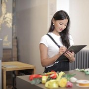 4 Ciri Kepribadian Perempuan yang Suka Membuat Daftar Belanja dengan Tulisan Tangan