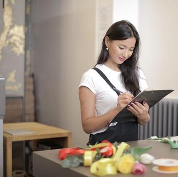 4 Ciri Kepribadian Perempuan yang Suka Membuat Daftar Belanja dengan Tulisan Tangan