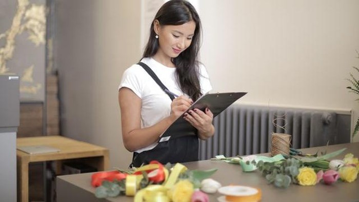 4 Ciri Kepribadian Perempuan yang Suka Membuat Daftar Belanja dengan Tulisan Tangan