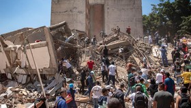 Residents dig through the debris of a collapsed building after an earthquake, in Cali, Colombia, August 10, 2026. REUTERS/Christian EscobarMora