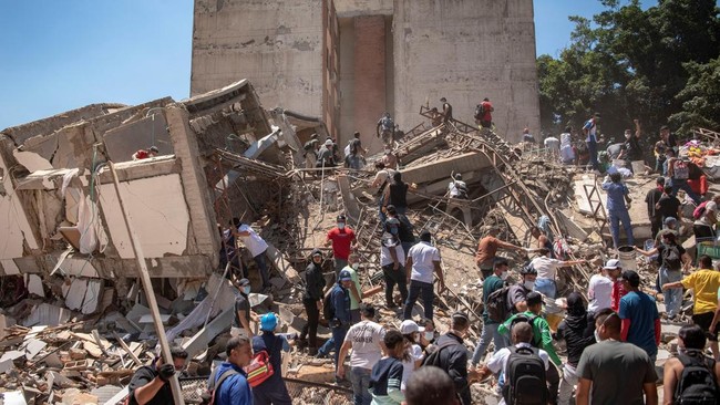 Residents dig through the debris of a collapsed building after an earthquake, in Cali, Colombia, August 10, 2026. REUTERS/Christian EscobarMora