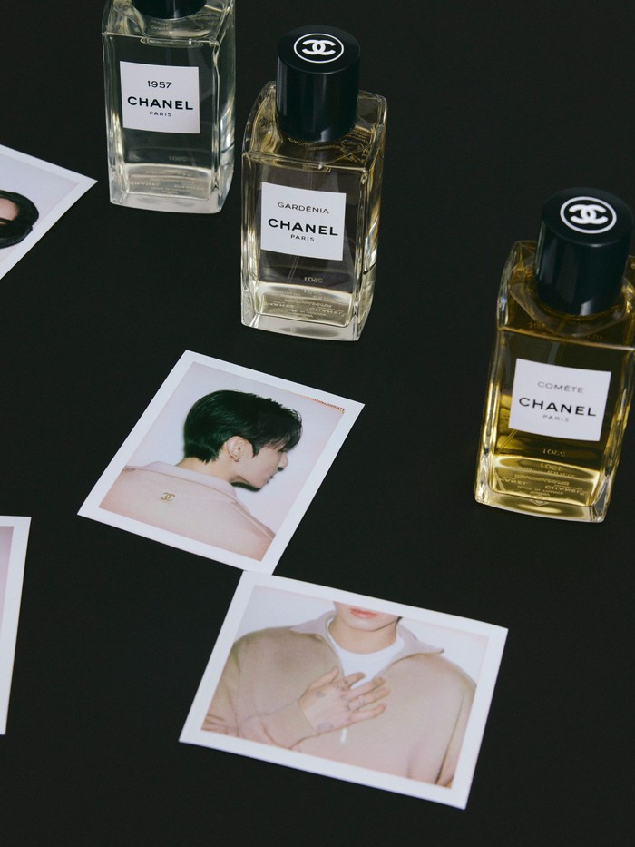 Dalam campaign tersebut, Jungkook BTS bikin fans maupun netizen semakin jatuh hati dengan tampil menawan dengan gaya minimalis, menonjolkan ketampanan di mana aura maskulin yang begitu memikat kian terpancar. / Foto: instagram.com/chanelofficial