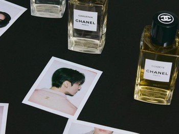 Dalam campaign tersebut, Jungkook BTS bikin fans maupun netizen semakin jatuh hati dengan tampil menawan dengan gaya minimalis, menonjolkan ketampanan di mana aura maskulin yang begitu memikat kian terpancar. / Foto: instagram.com/chanelofficial