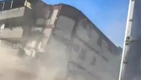 Detik-detik Gedung Runtuh Usai Gempa 7,4 Guncang Kolombia
