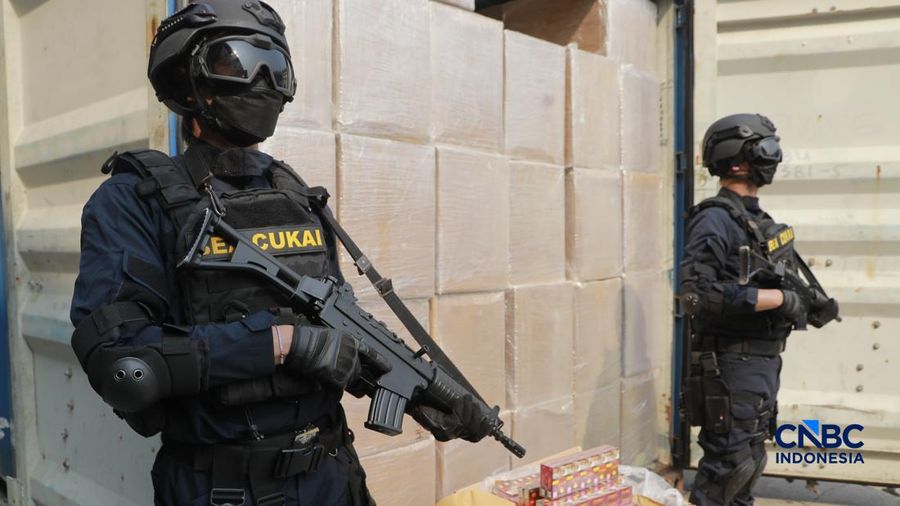 Direktur Jenderal Bea dan Cukai Indonesia, Djaka Budi Utama saat memandang peralatan bukti Rokok Ilegal dalam Konferensi Pers Penindakan Rokok Ilegal KPU Bea dan Cukai Tipe A Tanjung Priok di TPS Multi Terminal Indonesia (CDC Banda), Jakarta Utara, Selasa, (11/8/2026).