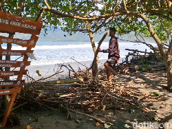 Gelombang Tinggi Terjang Perairan Selatan Tulungagung, Warung Rusak