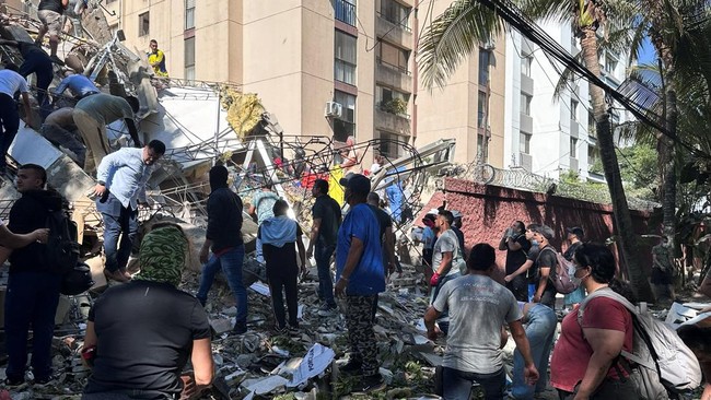 Residents dig through the debris of a collapsed building after an earthquake, in Cali, Colombia August 10, 2026. REUTERS/Juan Pablo Arbelaez