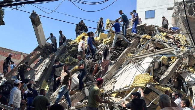 Residents dig through the debris of a collapsed building after an earthquake, in Cali, Colombia August 10, 2026. REUTERS/Juan Pablo Arbelaez