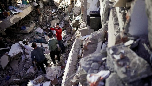 Rescuers work at the site of a collapsed building following an earthquake, in Cali, Colombia, August 10, 2026. REUTERS/Sergio Acero
