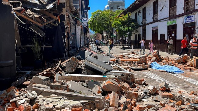 SENSITIVE MATERIAL. THIS IMAGE MAY OFFEND OR DISTURB A body is covered with a sheet amid the debris of a partially collapsed building after an earthquake in Pereira, Colombia, August 10, 2026. REUTERS/Stringer