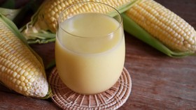 Susu jagung manis tengah menarik perhatian di media sosial. Simak apa itu susu jagung dan cara membuatnya sendiri di rumah.