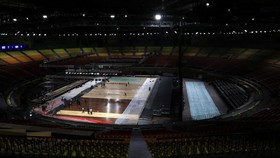 Workers prepare badminton courts for the upcoming BWF World Championships inside the Indira Gandhi Indoor Stadium in New Delhi, India, August 10, 2026. REUTERS/Bhawika Chhabra