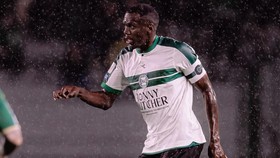 Pemain Coritibia Jacy Maranhao viral setelah melakukan selebrasi gol jatuh ke dalam lubang menuju lorong ganti pemain di Liga Brasil, Brasilerao 2026. (Tangkapan layar Instagram @_jacy97)