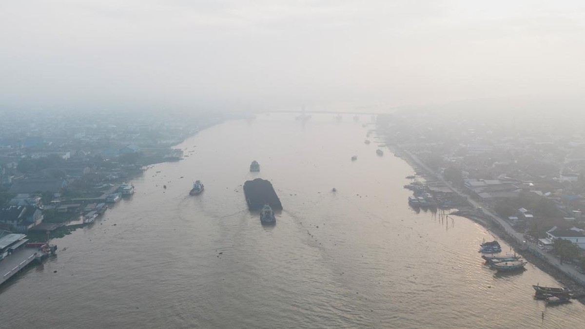 Penampakan Kabut Asap Kebakaran Hutan Kepung Palembang, Matahari Kabur