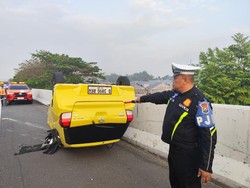 Ayla Terbalik di Tol Jombang gegara Pengemudi Microsleep