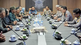 Kepala Korps Lalu Lintas (Kakorlantas) Polri Irjen Wibowo menerima audiensi dari Komunitas Ojol Nasional di NTMC Korlantas Polri, Selasa (11/8).