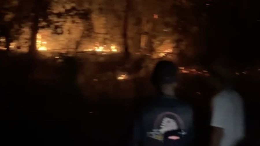 Kondisi kebakaran nan terjadi di sebuah area lahan rimba di Gunung Malanu, Kelurahan Malanu, Distrik Sorong Utara, dan Kelurahan Rufei, Distrik Sorong Barat, Kabupaten Sorong, Provinsi Papua Barat Daya, pada Sabtu (8/8) pukul 22.13 WIT. (Dok. BPBD Kabupaten Sorong)