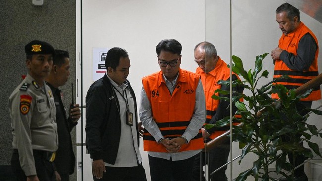 Direktur PT Wahana Semesta Bandung Ekspres Suhendrik (ketiga kanan), Direktur PT Cakrawala Kreasi Mandiri Ikin Asikin Dulmanan (kedua kanan), dan Komisaris PT Cipta Karya Sukses Bersama Elang Sophan Jaya Kusuma (kanan) berjalan menuju mobil tahanan u