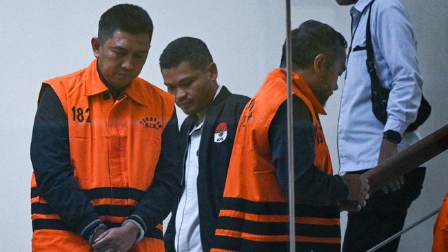 Pemimpin Divisi Change Management Office Bank BJB sekaligus eks Pemimpin Divisi Corporate Secretary Bank BJB 2020–2024 Widi Hartoto (kiri) dan Komisaris PT Cipta Karya Sukses Bersama Elang Sophan Jaya Kusuma (kanan) berjalan keluar ruangan usai men