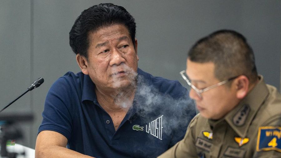 Mantan personil parlemen Chalong Riewrang bereaksi saat diinterogasi oleh petugas polisi setelah diduga menembak dan membunuh Thongchai Yenprasert, presiden Organisasi Administrasi Provinsi Nonthaburi, di provinsi Nonthaburi, pinggiran Bangkok, Thailand, 10 Agustus 2026. (REUTERS/Arnun Chonmahatrakool)