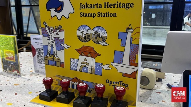 Open Top Tour of Jakarta yang dihadirkan Transjakarta, Sabtu (7/8). Layanan bus wisata tingkat terbuka ini mengajak wisatawan menikmati berbagai sisi ibu kota dari atas bus. Rute yang diikuti adalah Jakarta Heritage yang melintasi Gedung Filateli, Pa