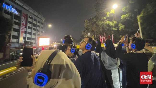 Open Top Tour of Jakarta yang dihadirkan Transjakarta, Sabtu (7/8). Layanan bus wisata tingkat terbuka ini mengajak wisatawan menikmati berbagai sisi ibu kota dari atas bus. Rute yang diikuti adalah Jakarta Heritage yang melintasi Gedung Filateli, Pa