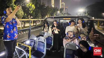 Open Top Tour of Jakarta yang dihadirkan Transjakarta, Sabtu (7/8). Layanan bus wisata tingkat terbuka ini mengajak wisatawan menikmati berbagai sisi ibu kota dari atas bus. Rute yang diikuti adalah Jakarta Heritage yang melintasi Gedung Filateli, Pa