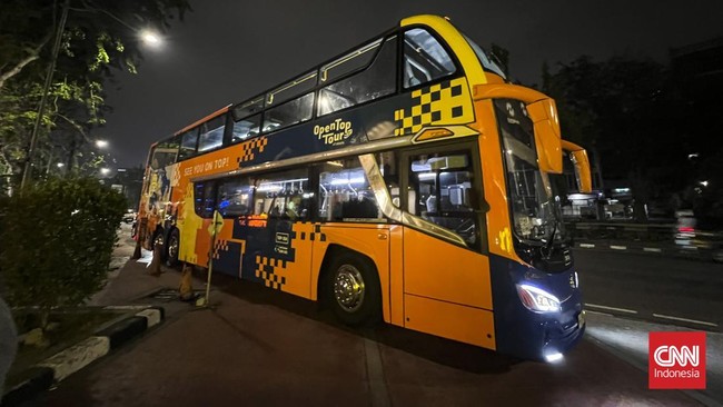 Open Top Tour of Jakarta yang dihadirkan Transjakarta, Sabtu (7/8). Layanan bus wisata tingkat terbuka ini mengajak wisatawan menikmati berbagai sisi ibu kota dari atas bus. Rute yang diikuti adalah Jakarta Heritage yang melintasi Gedung Filateli, Pa