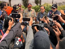 Pratikno Bantah Isu Mundur dari Menko PMK: Saya Lagi Bertugas di Bromo