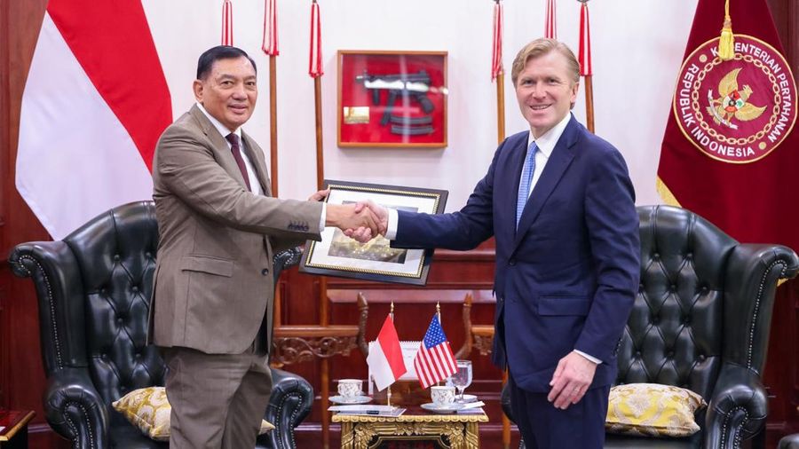 Menteri Pertahanan (Menhan) Sjafrie Sjamsoeddin menerima courtesy call sekaligus melaksanakan Round Table Discussion berbareng US Under Secretary of War for Policy, H.E. Elbridge A. Colby, di Kantor Kementerian Pertahanan RI, Jakarta, Selasa (11/8/2026).