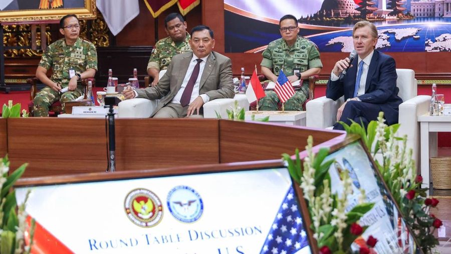 Menteri Pertahanan (Menhan) Sjafrie Sjamsoeddin menerima courtesy call sekaligus melaksanakan Round Table Discussion berbareng US Under Secretary of War for Policy, H.E. Elbridge A. Colby, di Kantor Kementerian Pertahanan RI, Jakarta, Selasa (11/8/2026).
