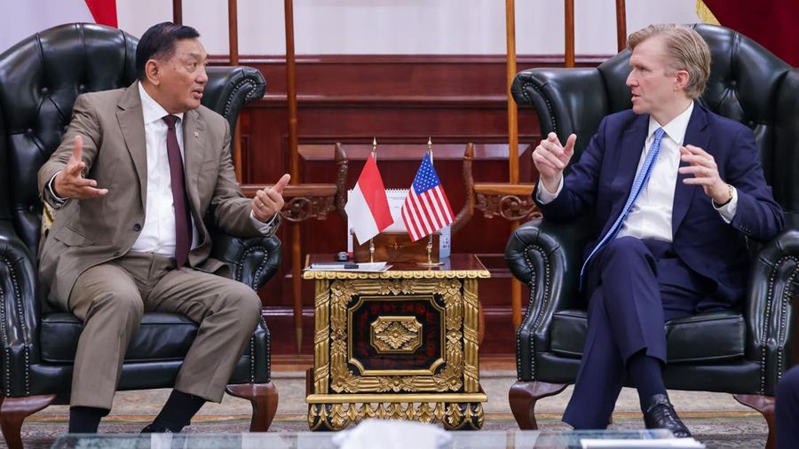 Menteri Pertahanan (Menhan) Sjafrie Sjamsoeddin menerima courtesy call sekaligus melaksanakan Round Table Discussion berbareng US Under Secretary of War for Policy, H.E. Elbridge A. Colby, di Kantor Kementerian Pertahanan RI, Jakarta, Selasa (11/8/2026).